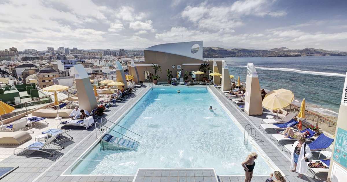 Een foto van het zwembad bij Bull Hotel Reina Isabel & Spa