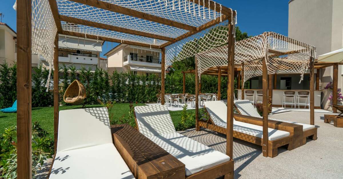 Een foto van het terras bij Mirablue Deluxe Residences