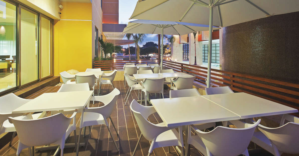 Een foto van het terras bij La Quinta Inn & Suites Cancun