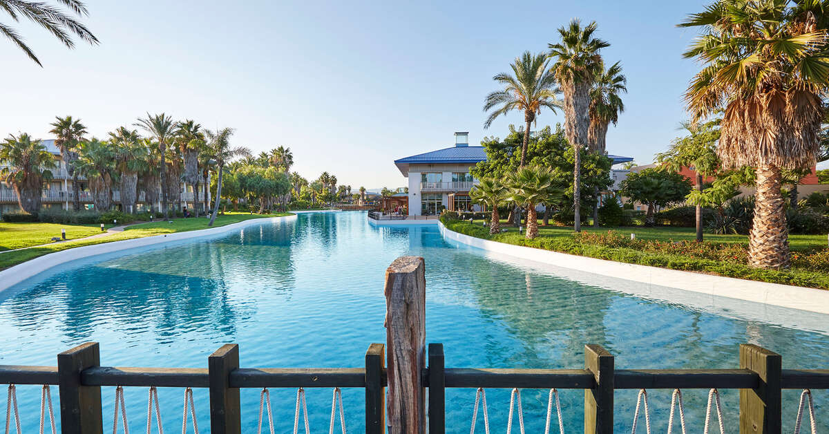 Een foto van het zwembad bij PortAventura Hotel Caribe