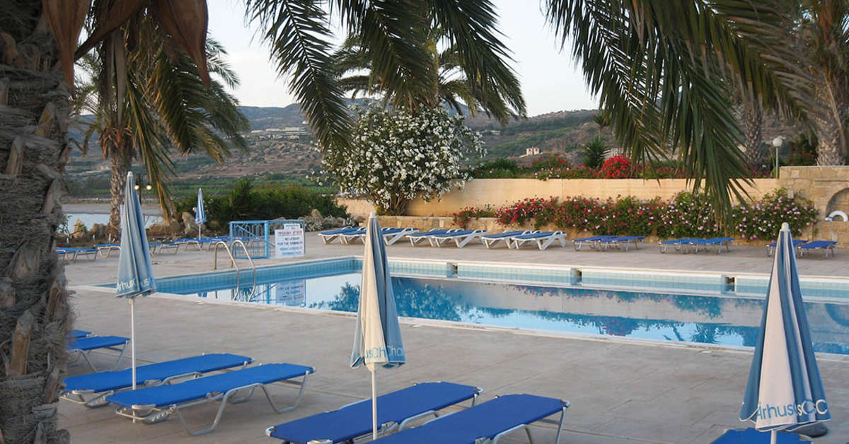 Een foto van het zwembad bij Vrachia Beach Hotel & Suites