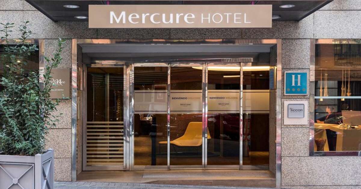 Een foto van de buitenkant van Mercure Madrid Centro