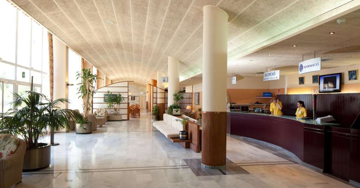 Een foto van het interieur van H-Top Platja Park