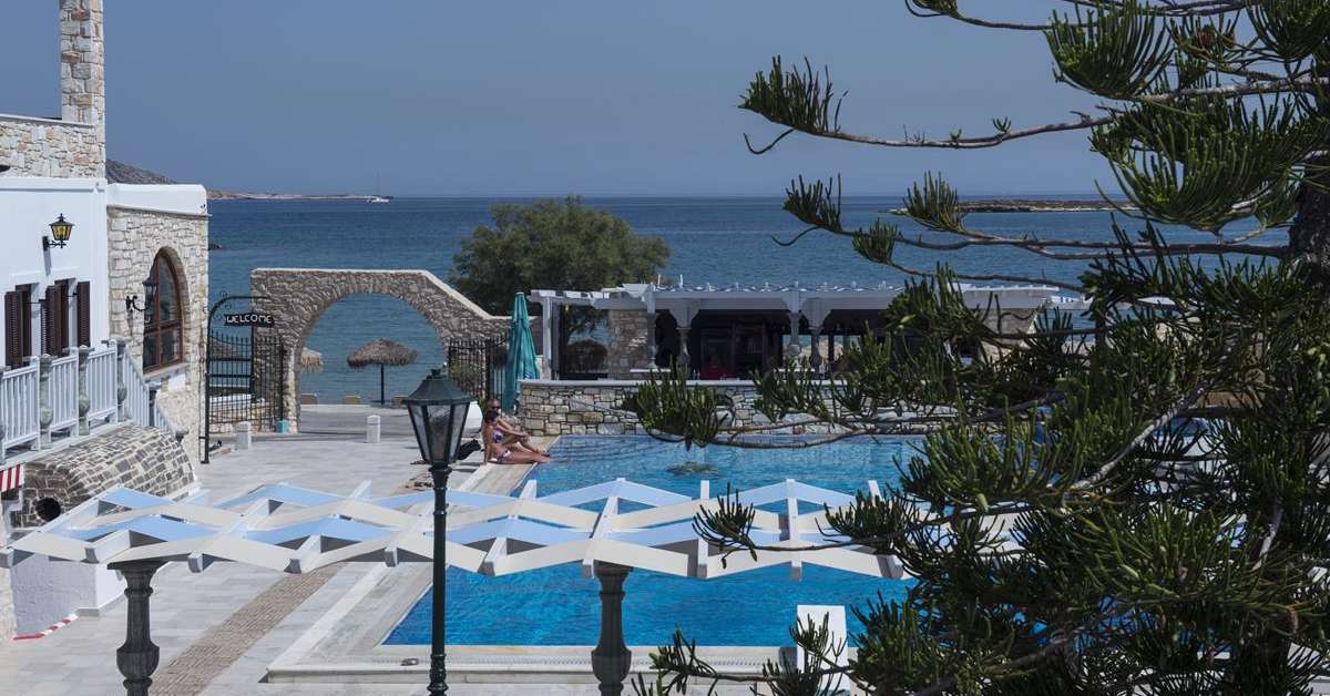 Een foto van het zwembad bij Contaratos Beach