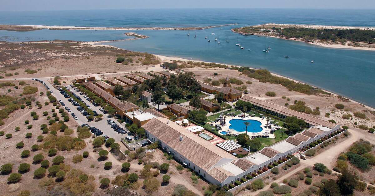 Ein Foto von der Außenansicht des Vila Gale Albacora