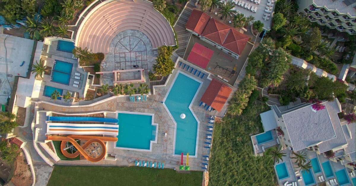 Een foto van het zwembad bij Rethymno Mare