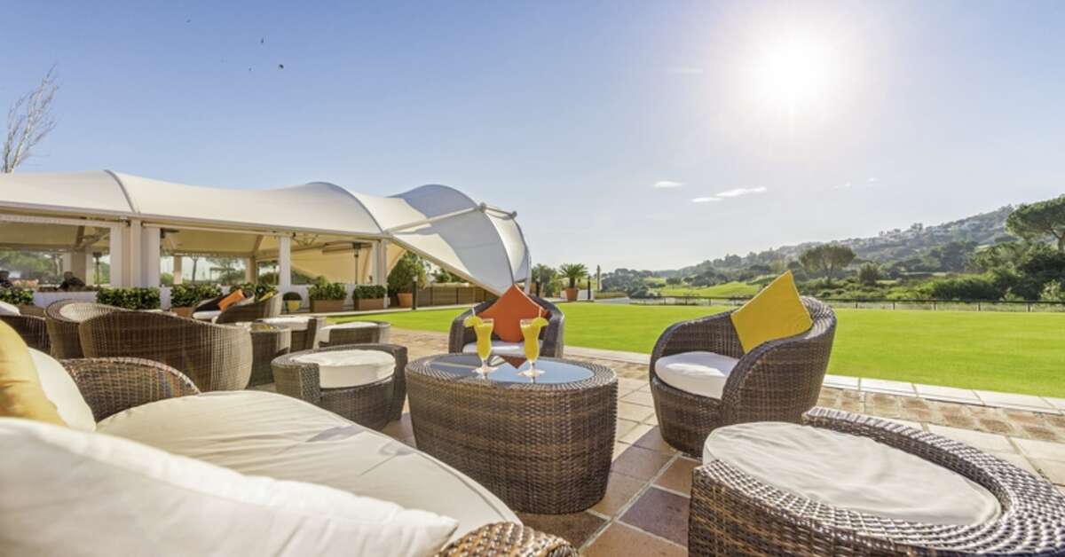 Een foto van het terras bij La Cala Resort Golf