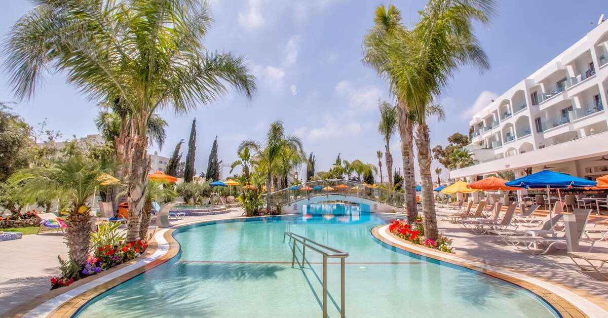 Ein Foto vom Pool im Anesis Hotel