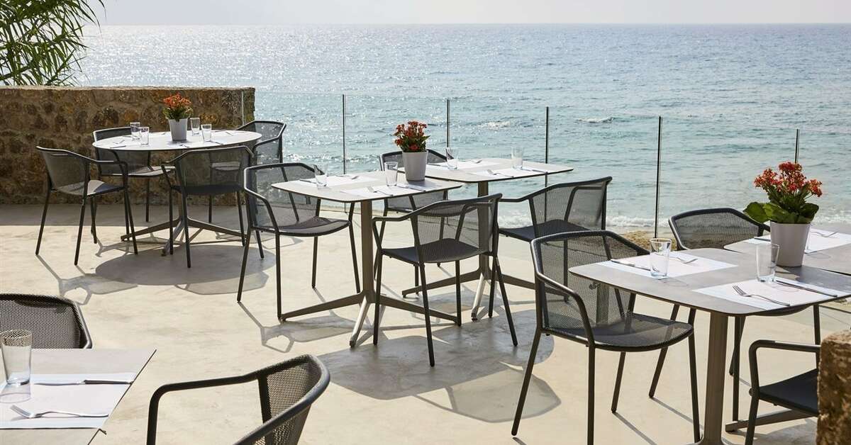 Een foto van het terras bij Pelekas Monastery