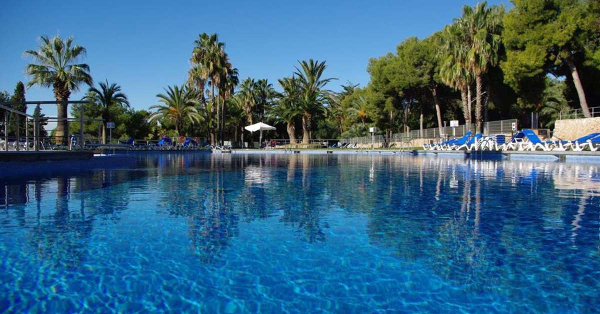 Een foto van het zwembad bij Camping Vilanova Park