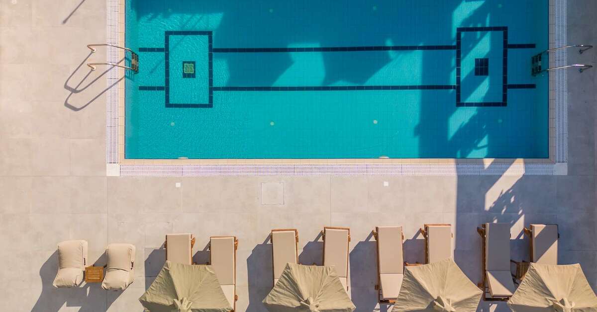 Een foto van het zwembad bij Nicolas Grand Suites