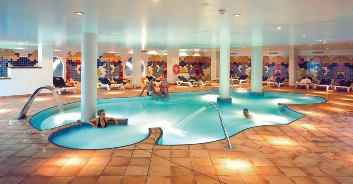Een foto van het zwembad bij Golden Bahia de Tossa & Spa