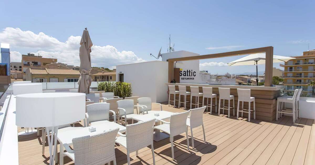 Een foto van het terras bij Som Llaut Boutique Hotel