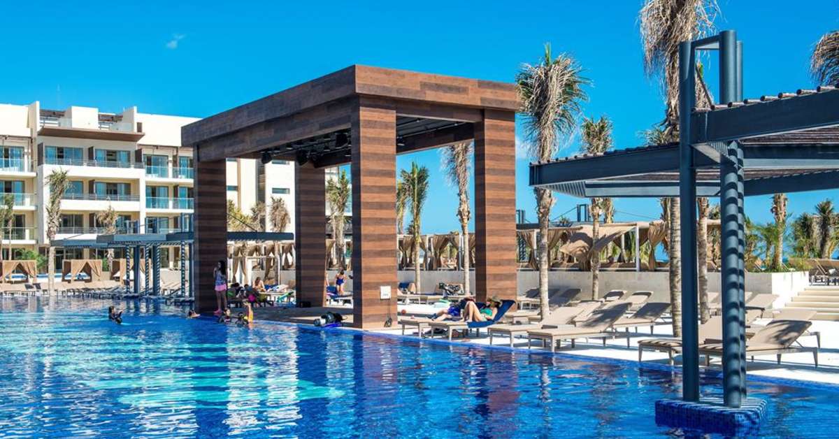Een foto van het zwembad bij Royalton Riviera Cancun