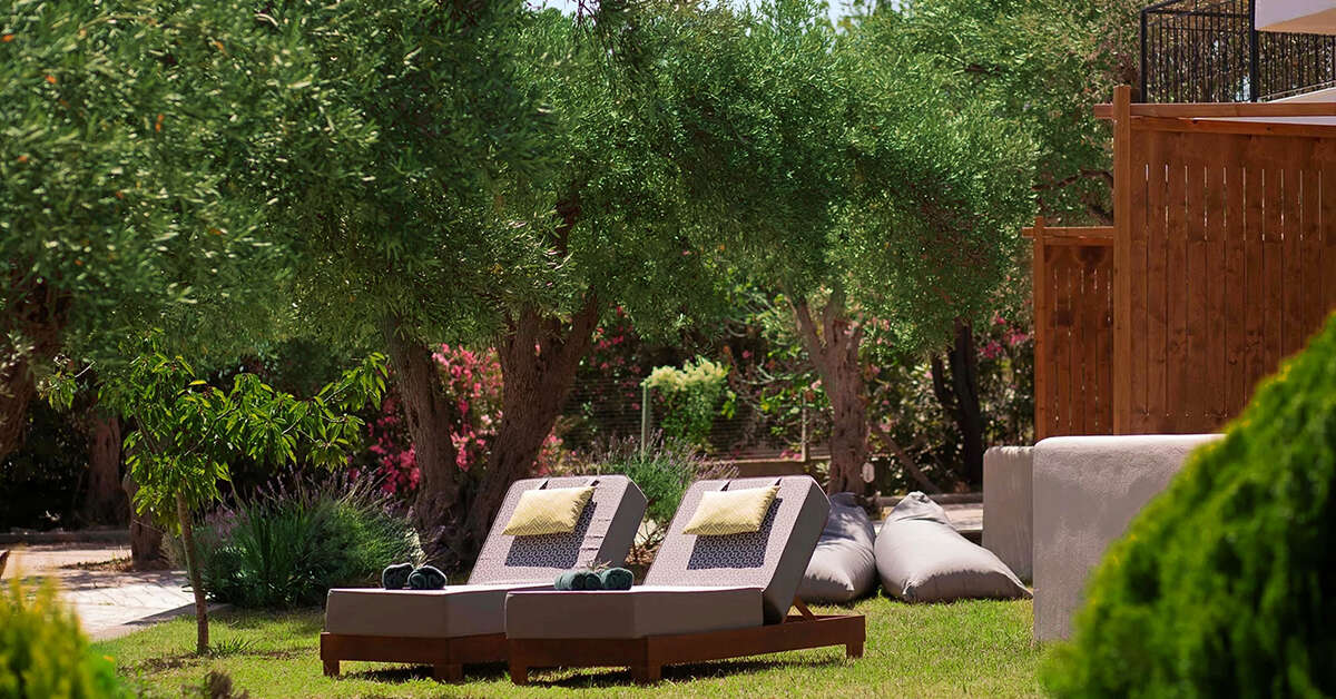 Een foto van het terras bij Skiathos Avaton Hotel