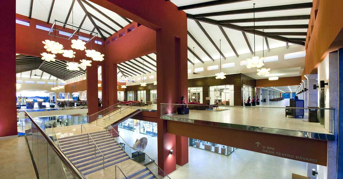 Een foto van het interieur van Barcelo Bavaro Palace