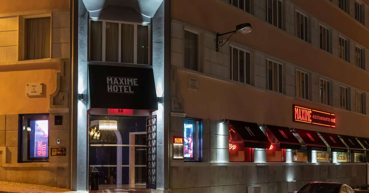 Een foto van de buitenkant van Maxime Hotel