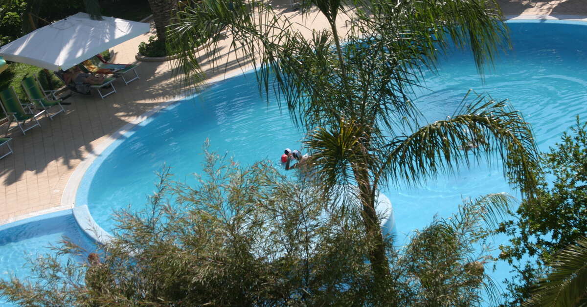 Ein Foto vom Pool im La Bussola Hotel