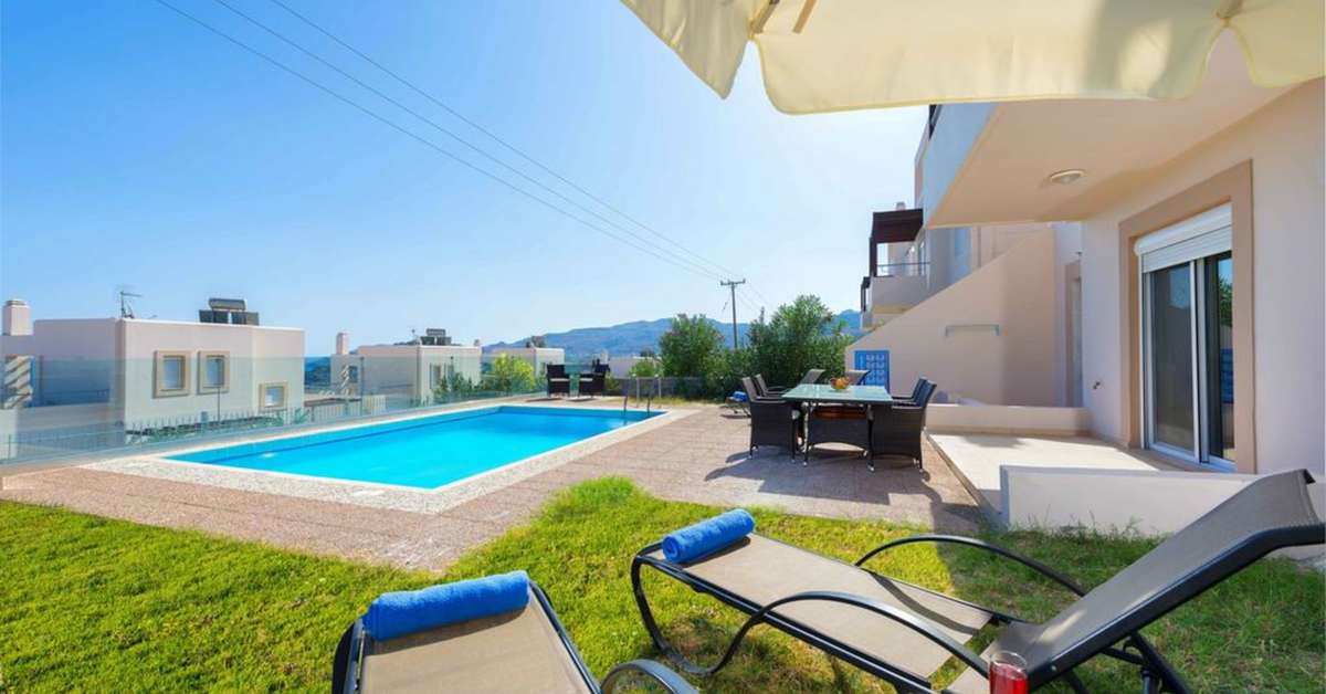 Een foto van het zwembad bij Athoniki Villas