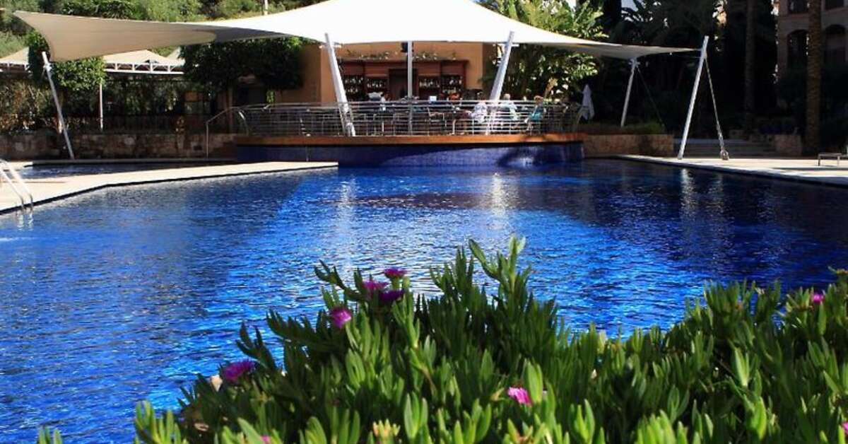 Een foto van het zwembad bij Insotel Fenicia Prestige Suites & Spa