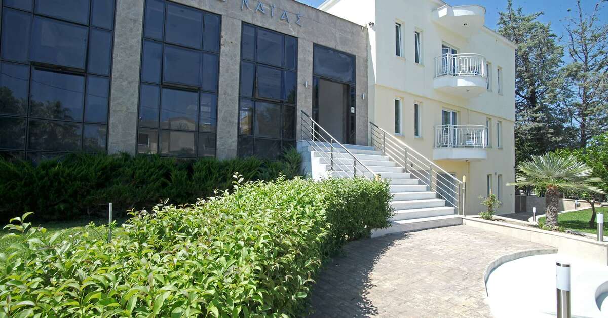 Een foto van de buitenkant van Naias Beach Hotel