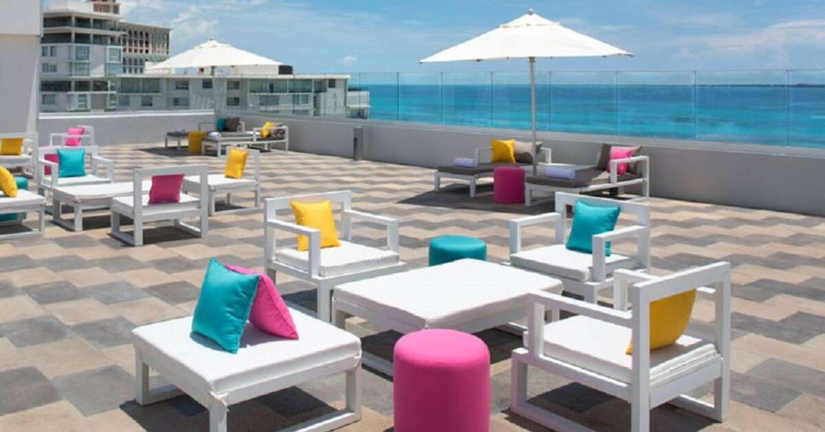 Een foto van het terras bij Aloft Cancun Hotel