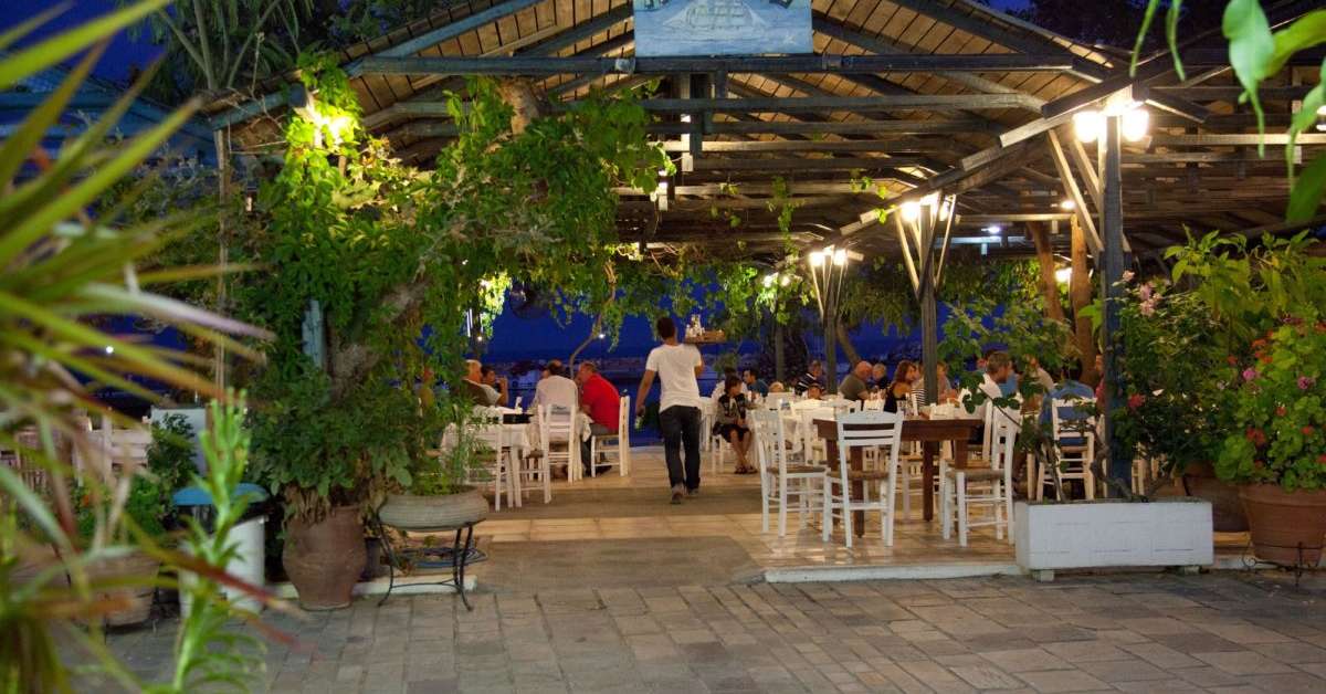 Een foto van het terras bij Akrogiali Hotel