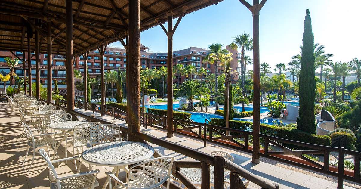 Een foto van het terras bij Puerto Antilla Grand Hotel