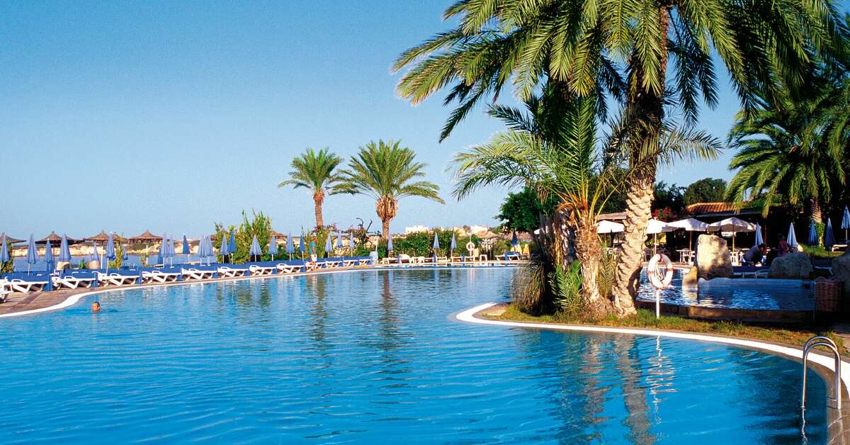 Een foto van het zwembad bij Coral Beach Hotel & Resort