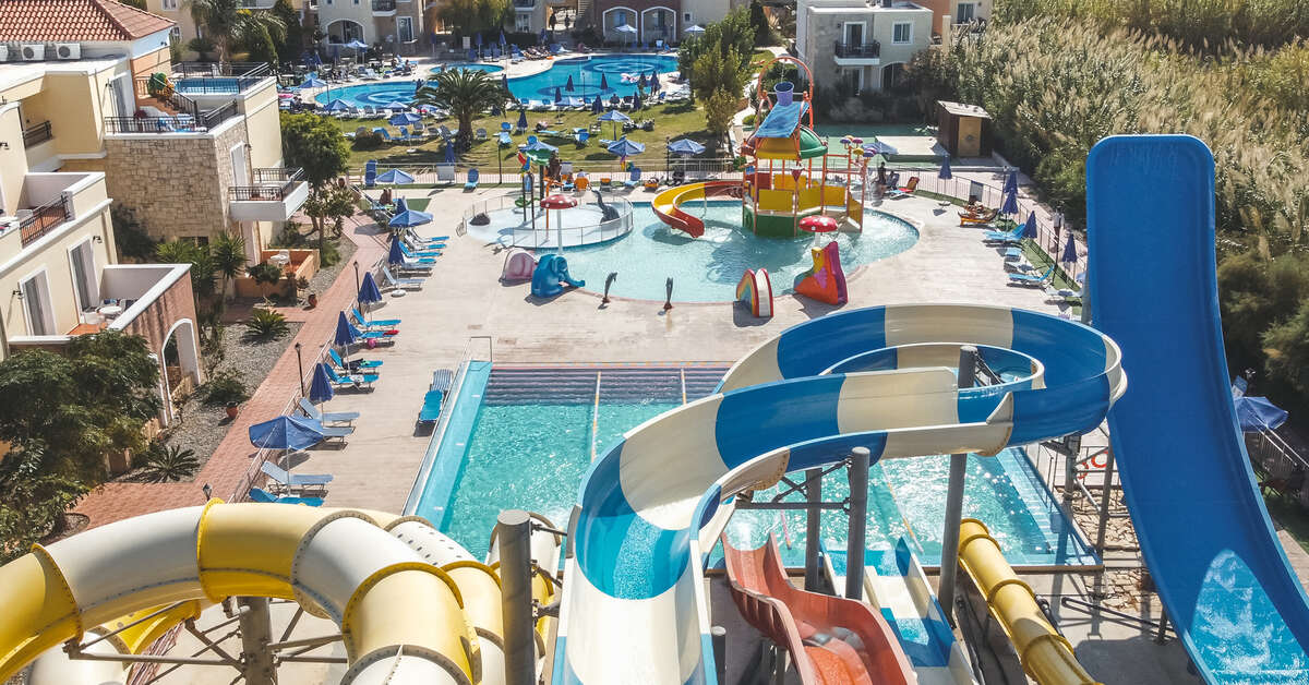 Een foto van het zwembad bij Chrispy Waterpark Resort