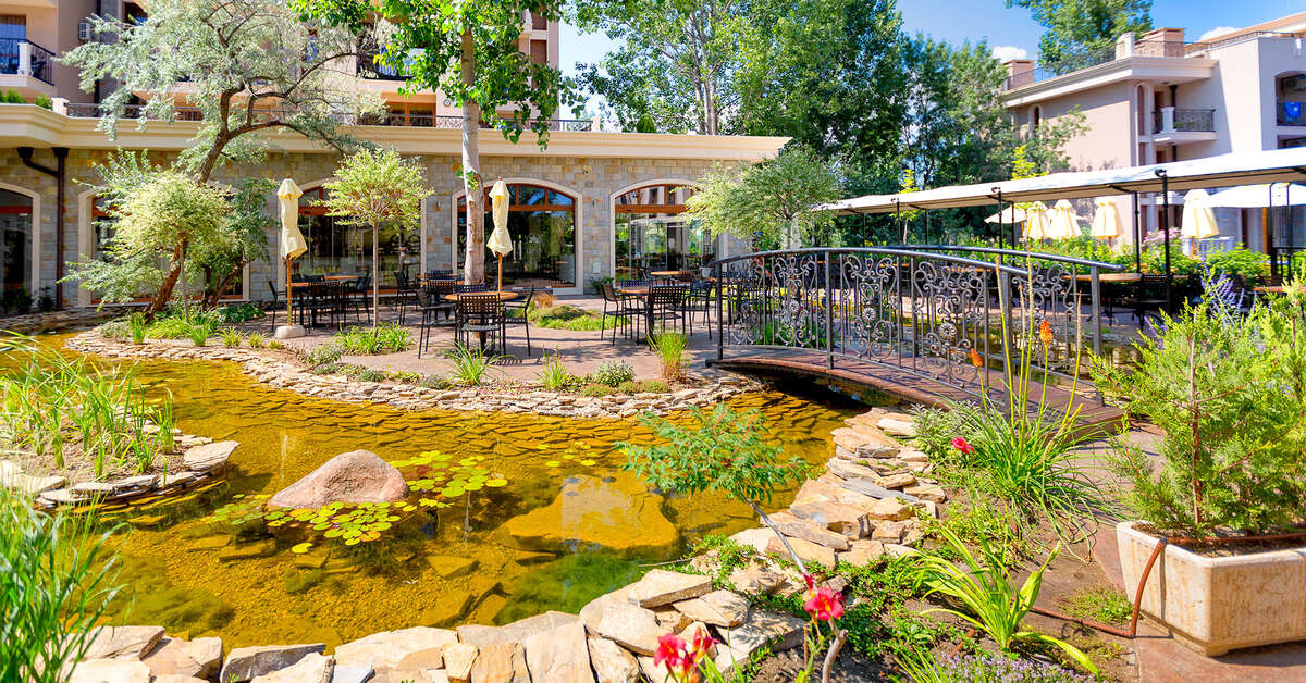 Een foto van het terras bij Cascadas Family Resort