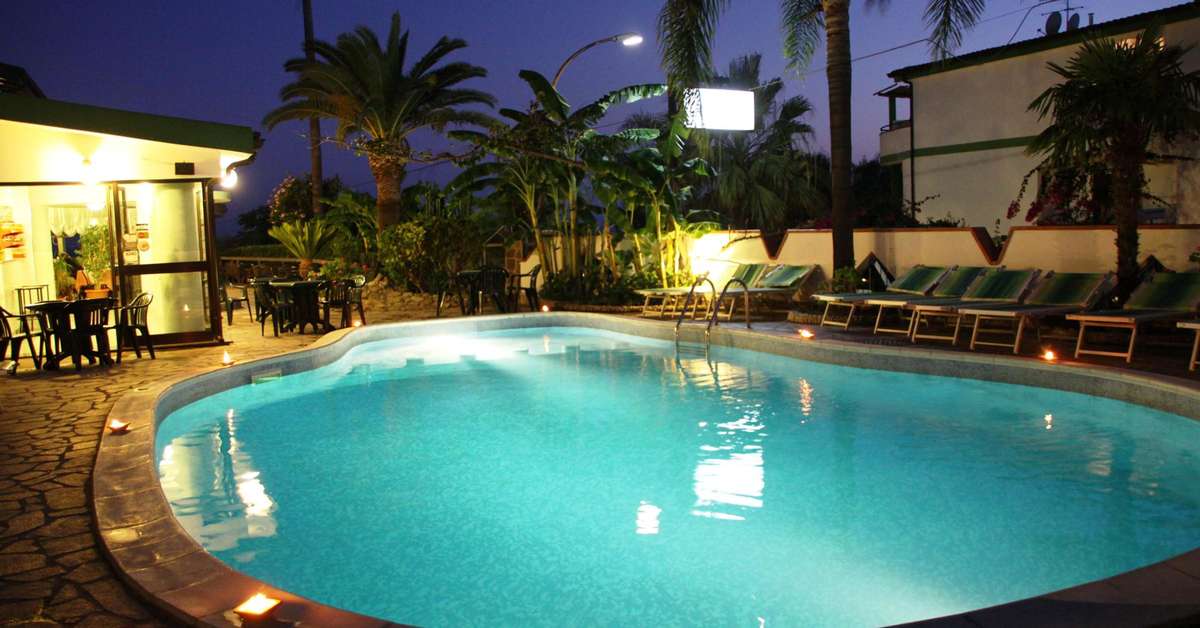 Ein Foto vom Pool im Hotel Marinella