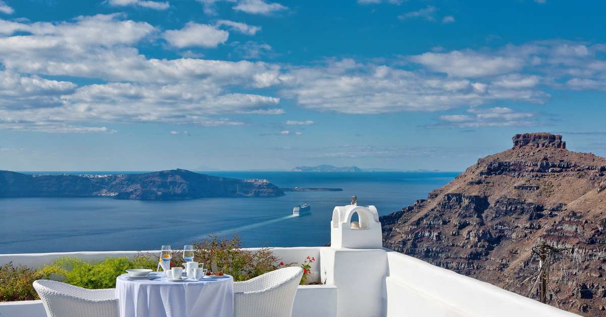 Een foto van de buitenkant van Cliff Side Suites Hotel