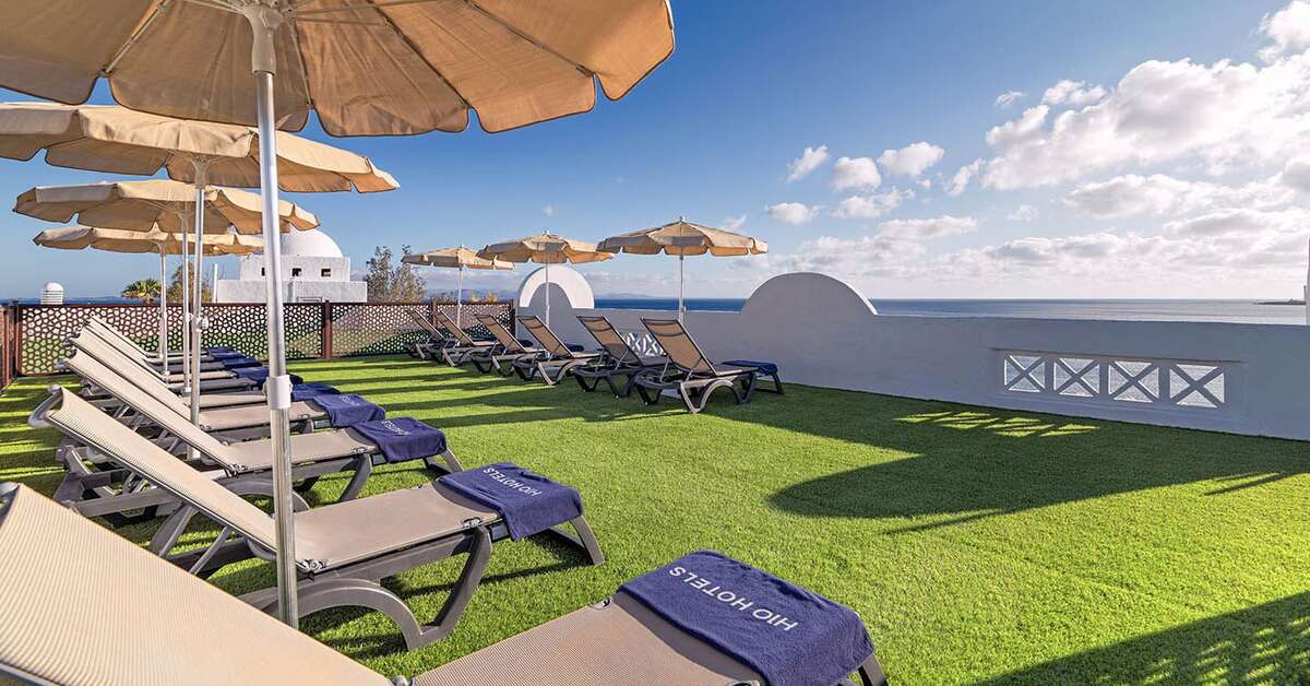 Een foto van het terras bij H10 Timanfaya Palace