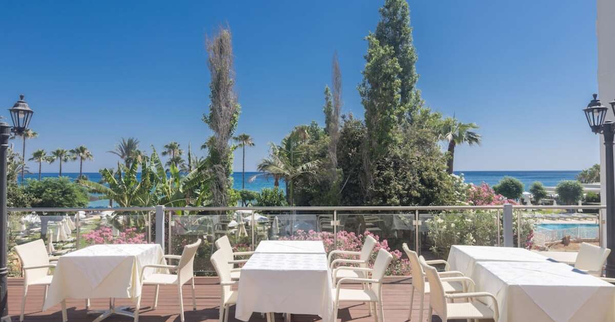 Ein Foto von der Terrasse im Iliada Beach Hotel