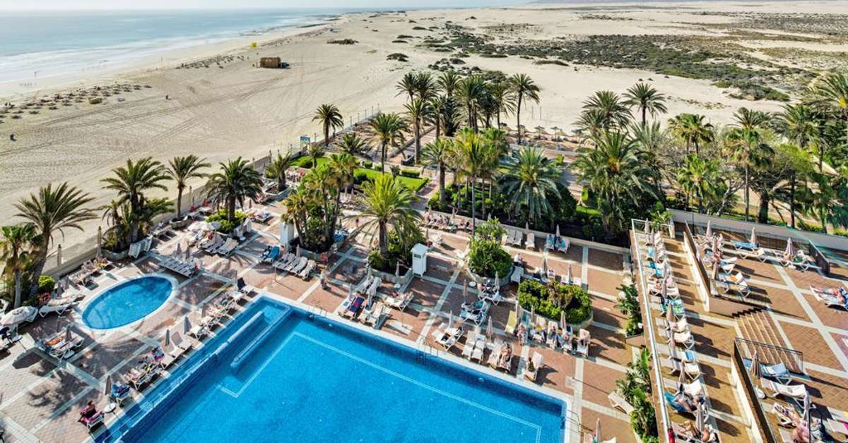 Een foto van het zwembad bij Riu Oliva Beach Resort