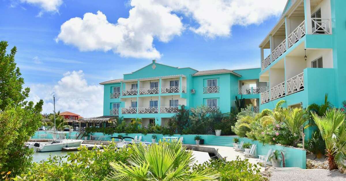 Een foto van de buitenkant van Ocean Breeze Boutique Hotel