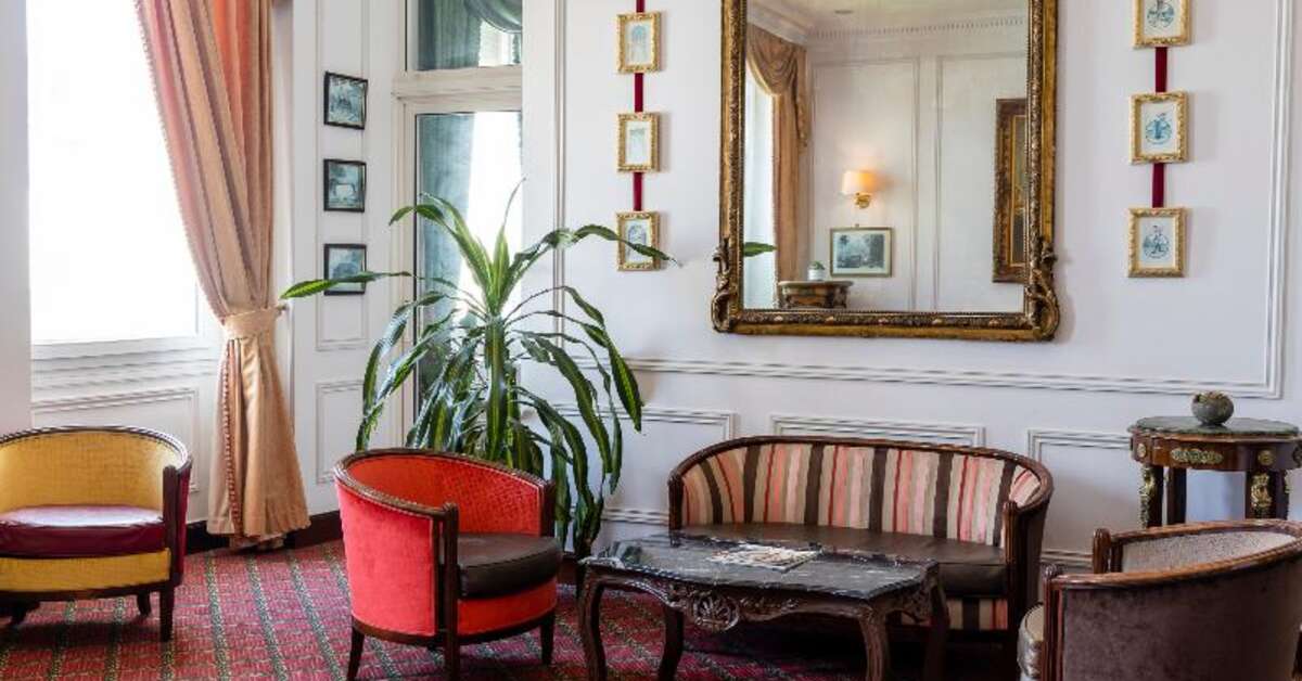 Een foto van het interieur van West End