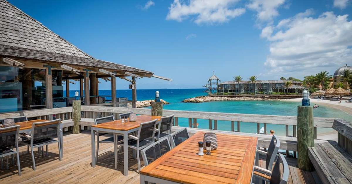 Een foto van het terras bij Avila Beach Hotel