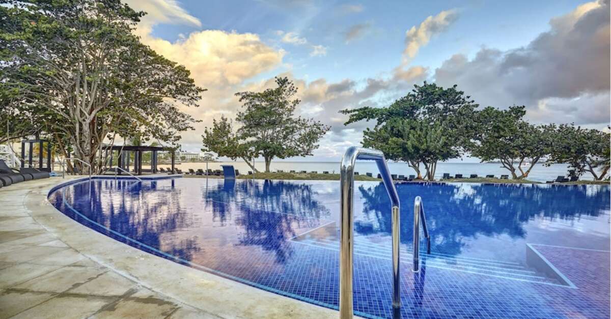 Een foto van het zwembad bij Royalton Negril