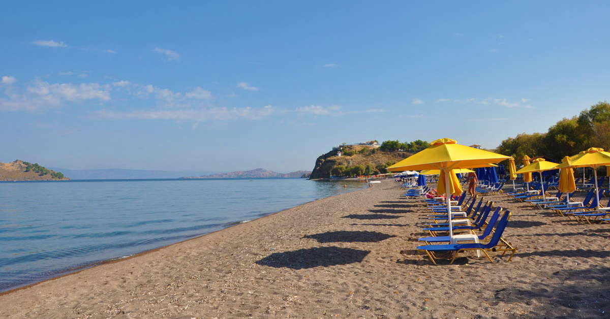 Een foto van het strand bij Yakinthos Garden