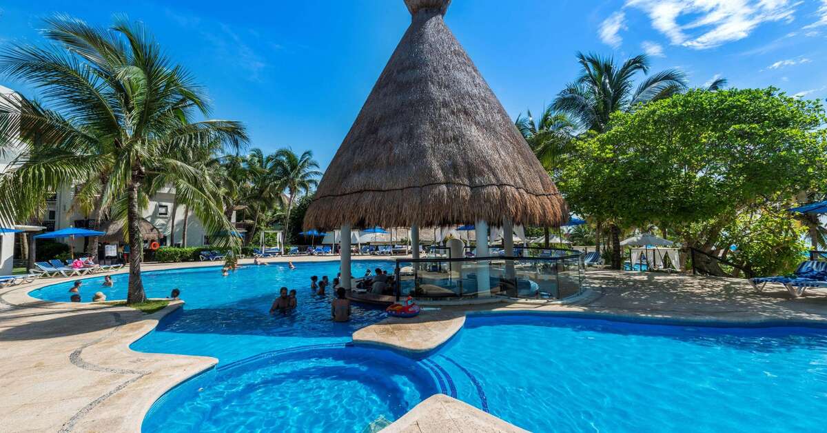 Een foto van het zwembad bij The Reef Playacar Resort