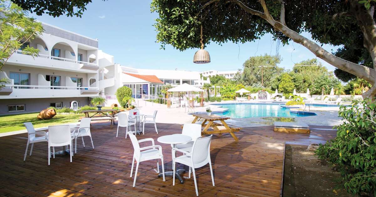 Een foto van het terras bij Happy Days Hotel Tholos