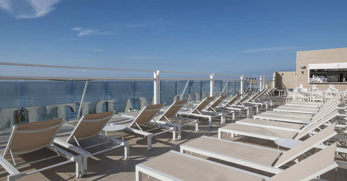 Een foto van het terras bij Hotel Rosamar Maritim