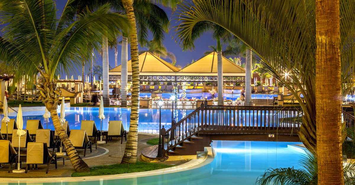Een foto van het zwembad bij GF Gran Costa Adeje