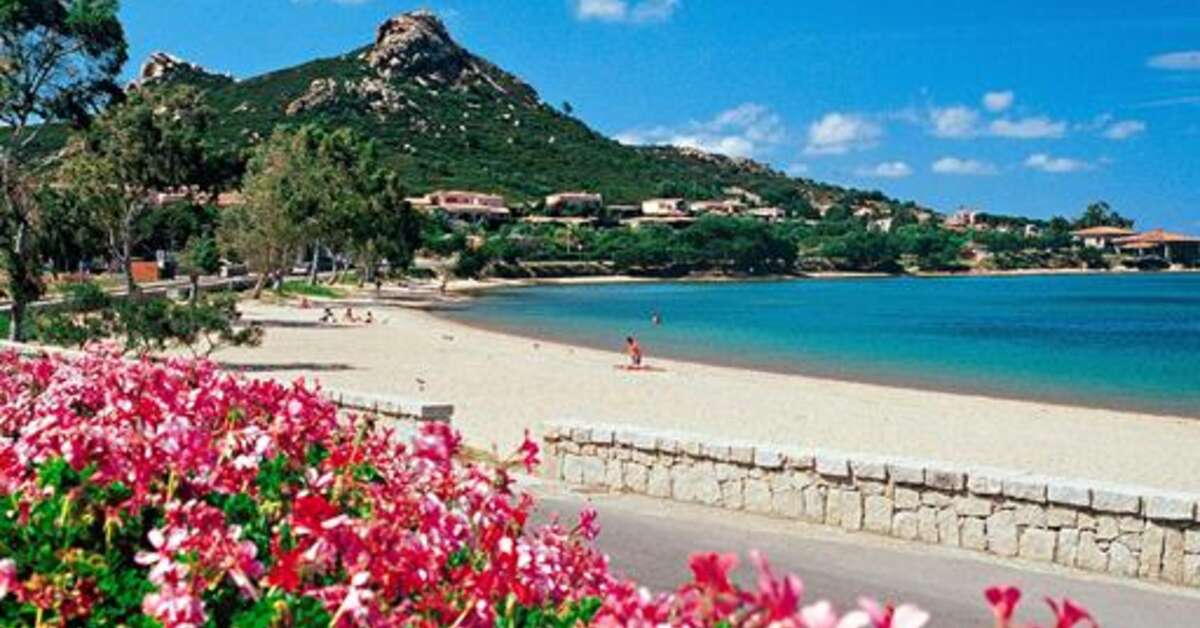 Een foto van het strand bij Resort Cala di Falco