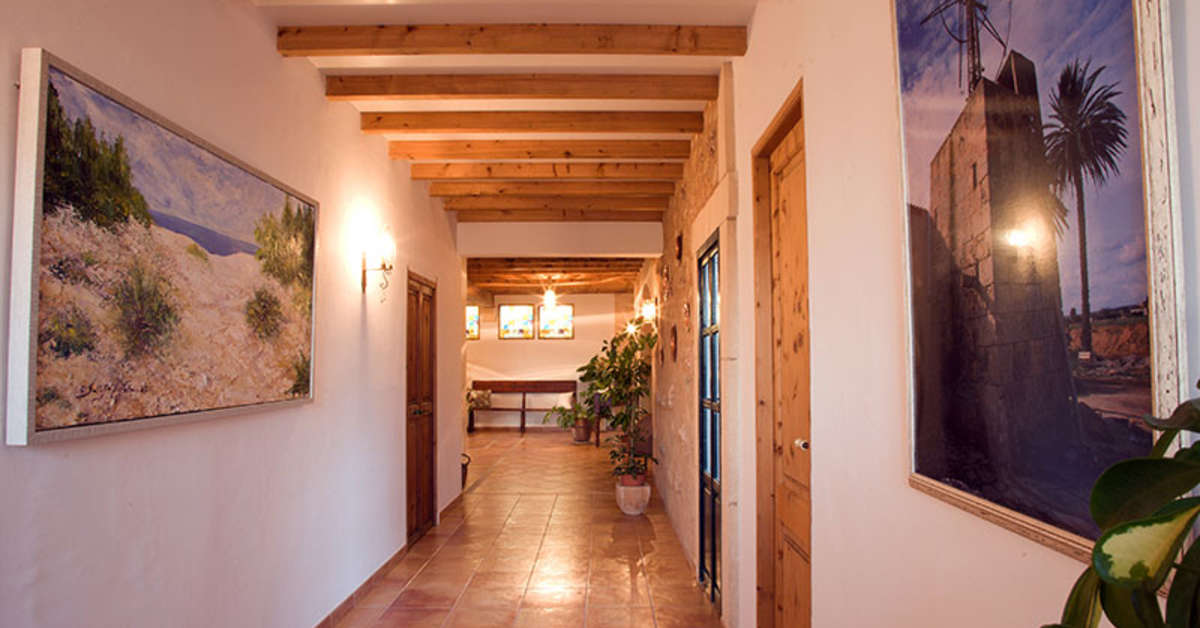 Een foto van het interieur van Can Canals