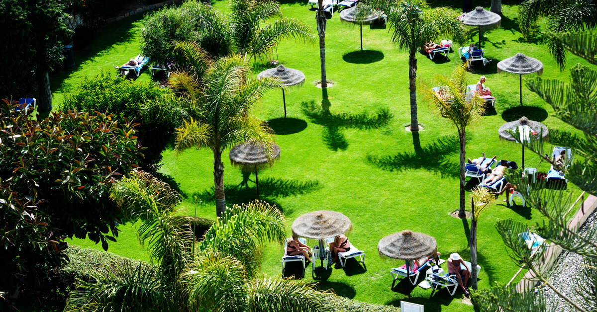 Een foto van het terras bij Hotel Monarque Fuengirola Park