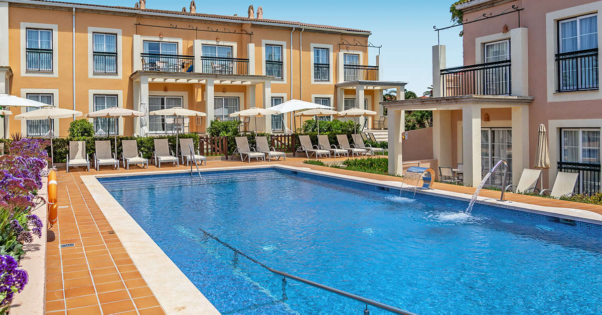 Een foto van het zwembad bij Hotel Zafiro Menorca