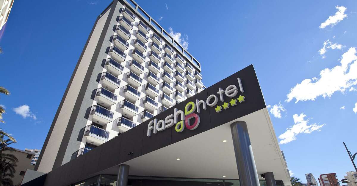 Ein Foto von der Außenansicht des Flash Hotel